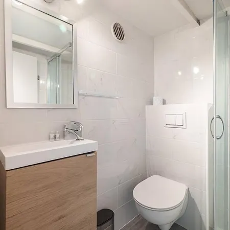Siagre 35 - Near Main Avenue With Ac Nice